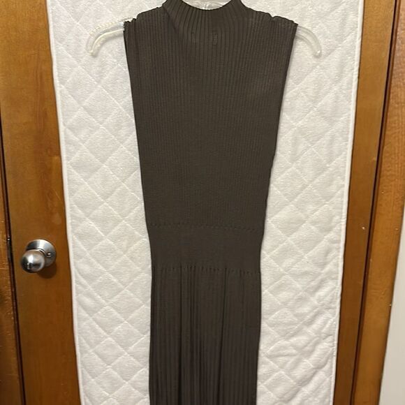 Ribbed  olive dress  - Picture 6 of 9